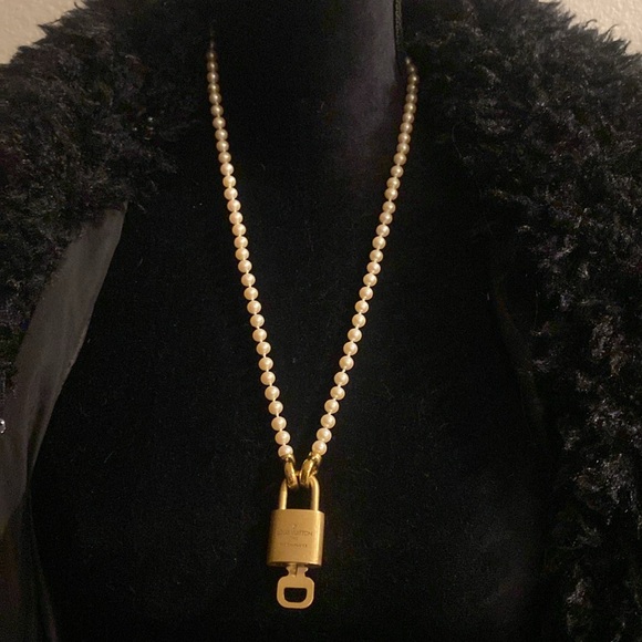 LV Lock 311 🔐 with pearl chain - Picture 5 of 11